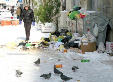 Zatrpani snijegom pa smećem